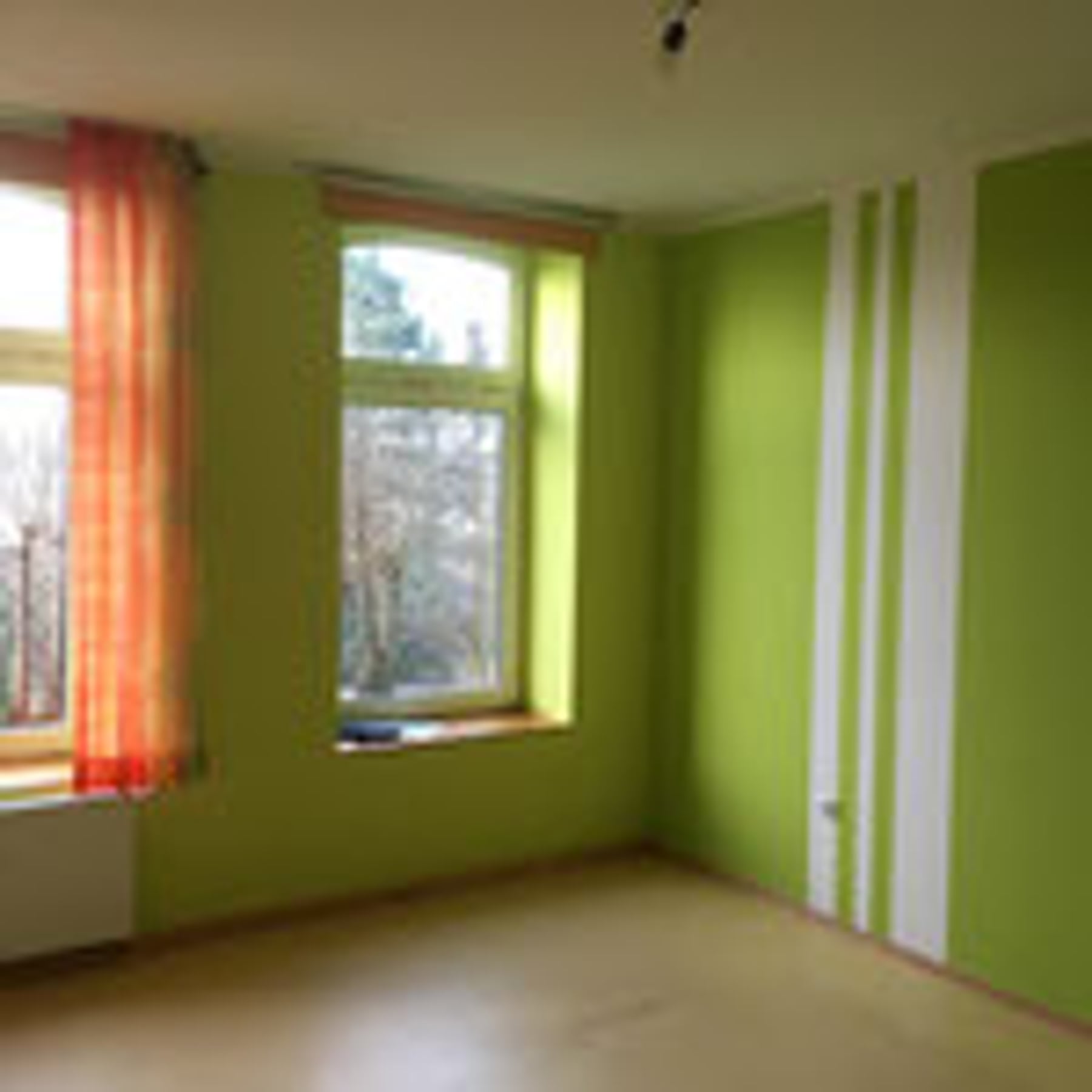 Zimmer mit grün gestrichenen Wänden und weißen Streifen